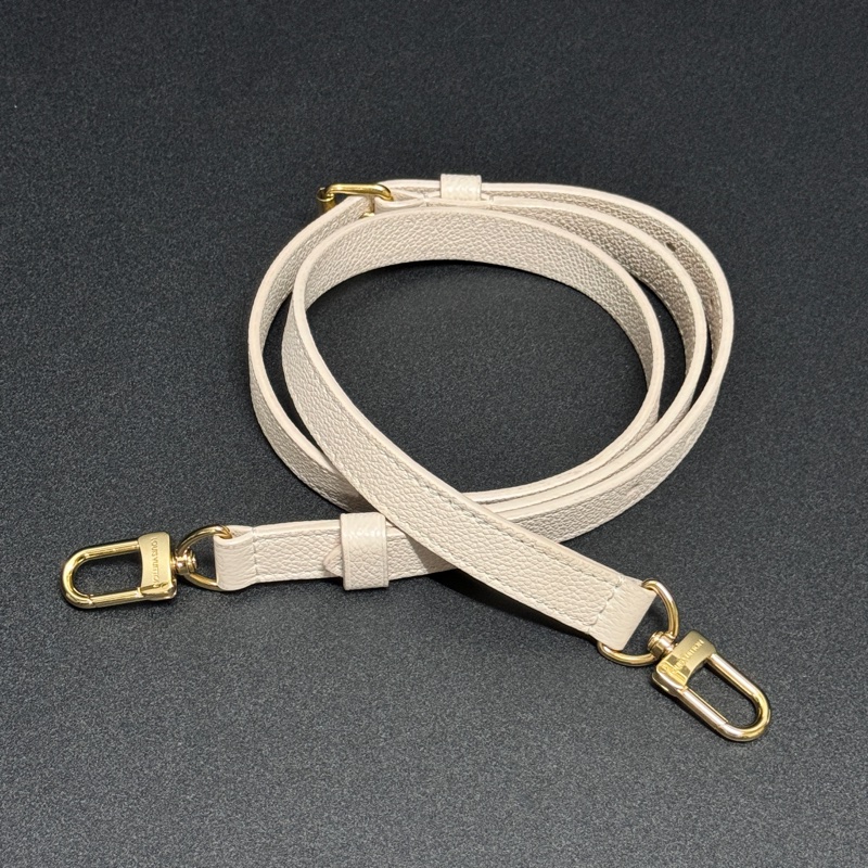 (99新閒置品💝) LV ByThePool 晶片款 限量秀款 餃子包 專櫃13萬多!-23