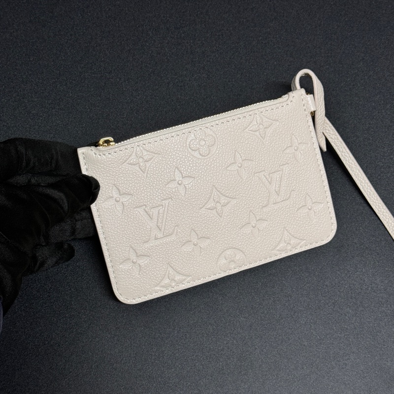 (99新閒置品💝) LV ByThePool 晶片款 限量秀款 餃子包 專櫃13萬多!-26