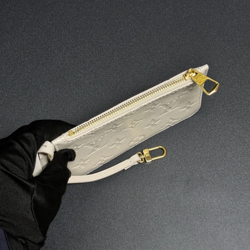 (99新閒置品💝) LV ByThePool 晶片款 限量秀款 餃子包 專櫃13萬多!-28