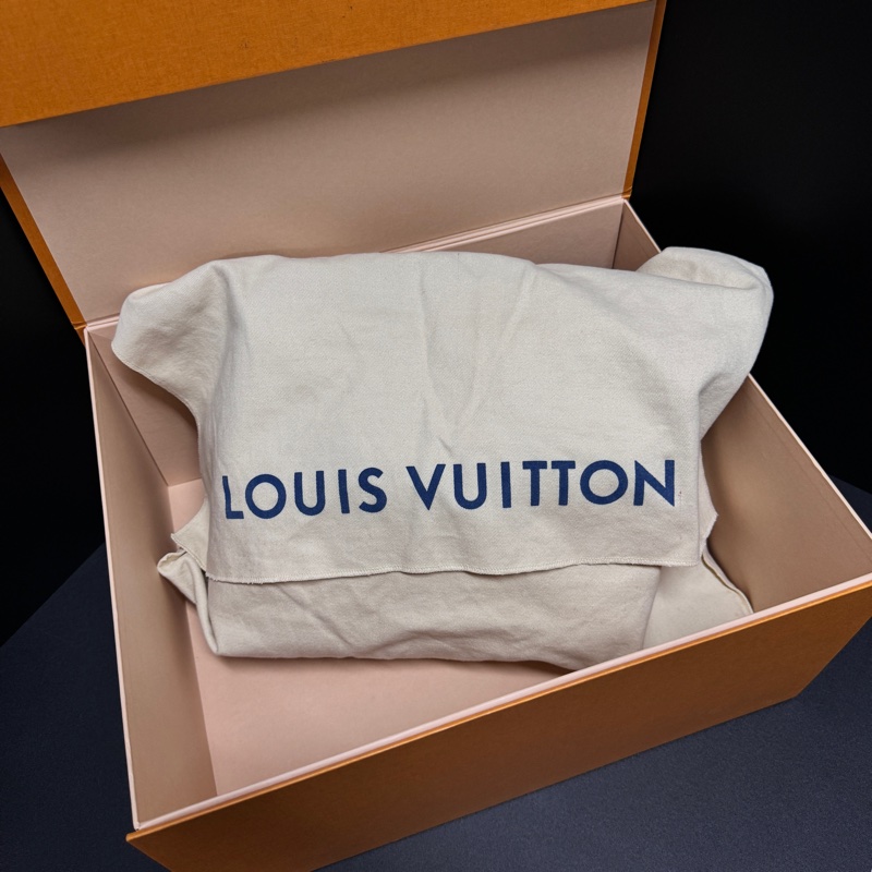 (99新閒置品💝) LV ByThePool 晶片款 限量秀款 餃子包 專櫃13萬多!-29