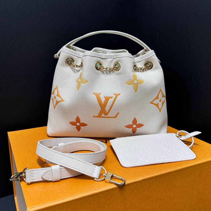 (99新閒置品💝) LV ByThePool 晶片款 限量秀款 餃子包 專櫃13萬多!-31