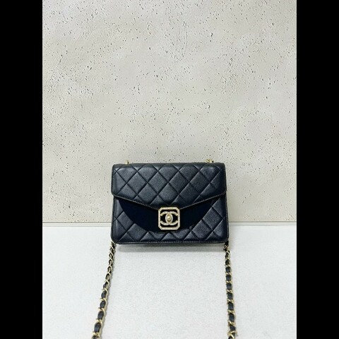 Chanel 21K Flap Vag 
方鑽扣