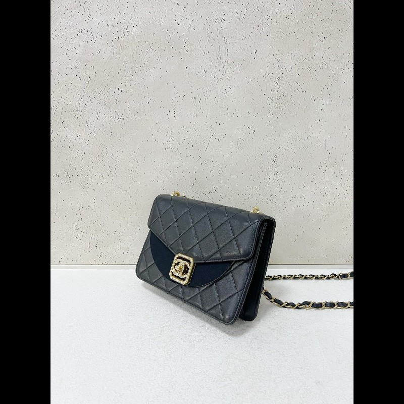 Chanel 21K Flap Vag
方鑽扣-2