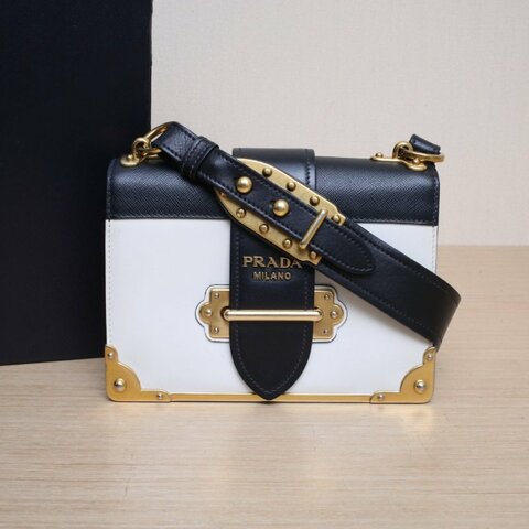 PRADA Cahier盒子包20黑白牛皮金扣肩背包