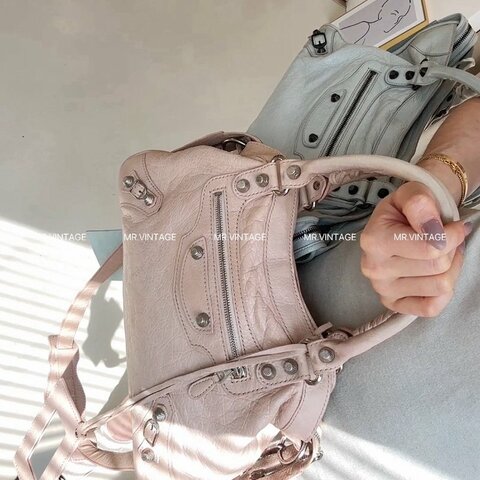 Balenciaga寶寶粉機車包