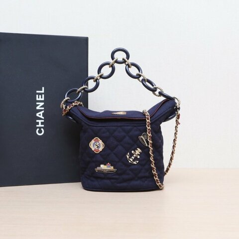 CHANEL 藍色毛呢26開金扣徽章漢堡限量款水桶包肩背包