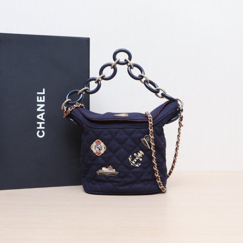 CHANEL 藍色毛呢26開金扣徽章漢堡限量款水桶包肩背包-0