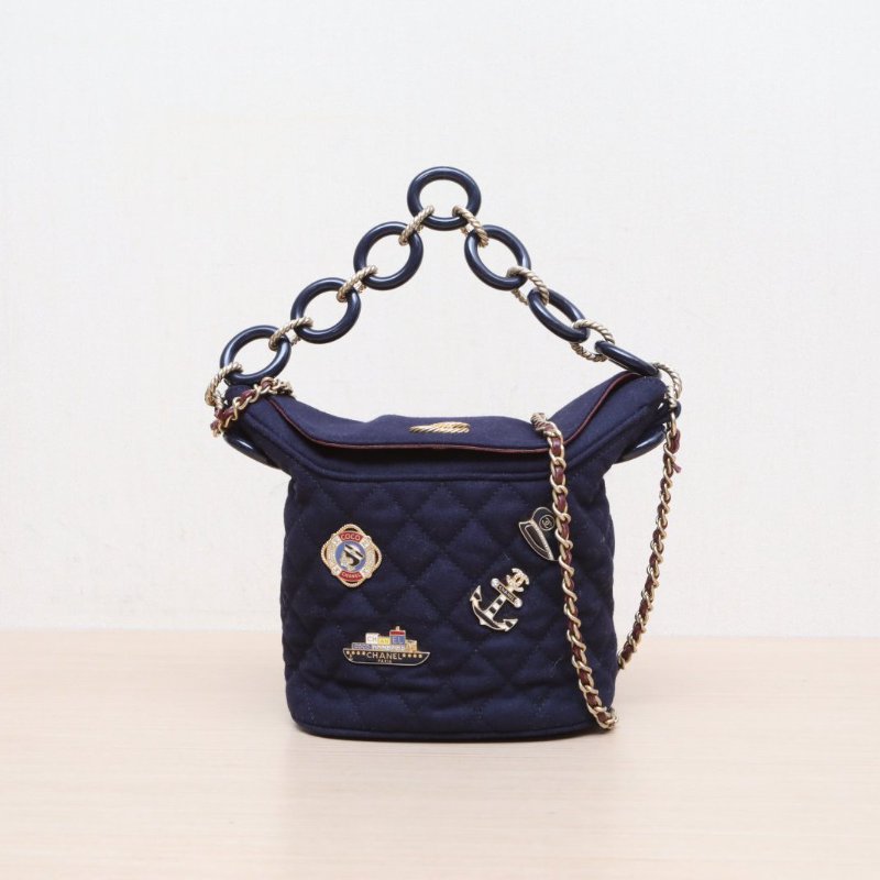 CHANEL 藍色毛呢26開金扣徽章漢堡限量款水桶包肩背包-1