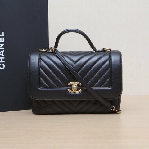 CHANEL 黑色牛皮24開金扣手柄V紋郵差包肩背包
