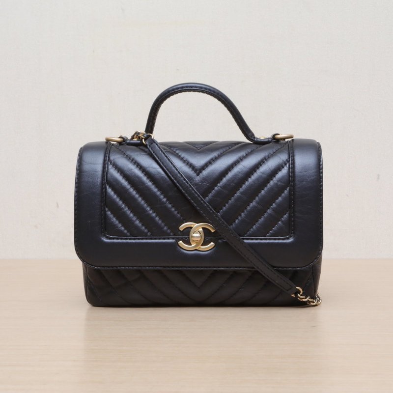 CHANEL 黑色牛皮24開金扣手柄V紋郵差包肩背包-1