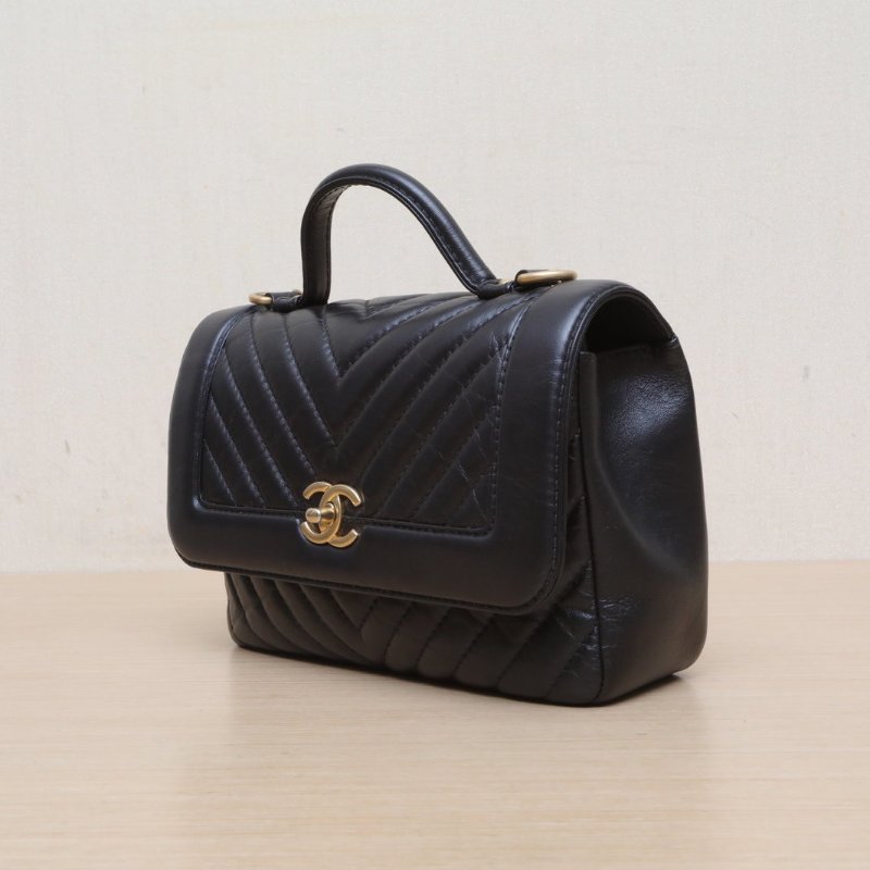 CHANEL 黑色牛皮24開金扣手柄V紋郵差包肩背包-4