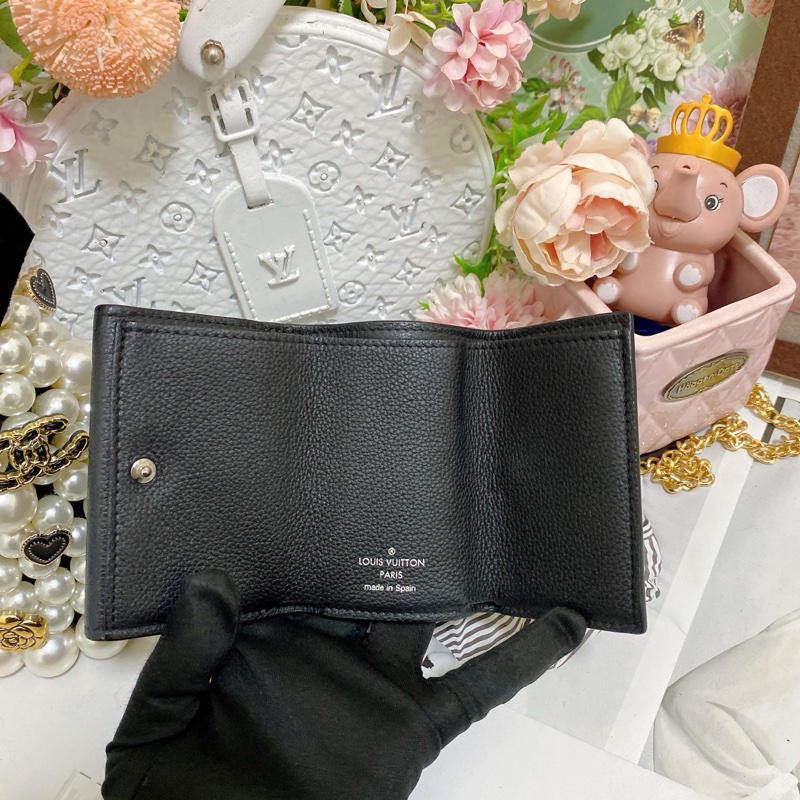 LV M63921 Lockmini三折短夾 🏅-16
