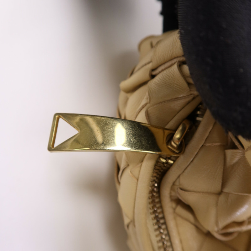 BOTTEGA VENETA 羊皮皮革Mini Jodie金扣手挽袋-9