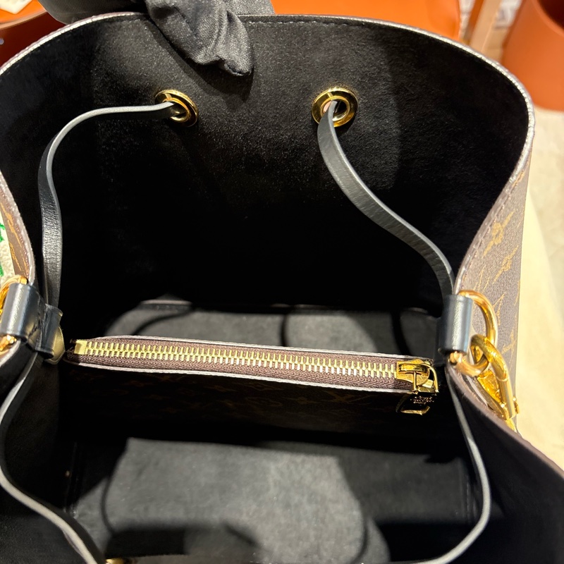 【現貨|人氣王】Louis Vuitton Néonoé MM 水桶包|Monogram 老花 × 皮革束口設計|經典混搭實用首選|通勤出遊兩用包-8