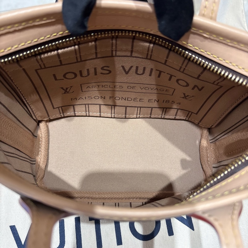 【現貨|超萌小包】Louis Vuitton Neverfull BB 迷你托特包|經典老花圖騰 × 寬背帶設計|附原廠LOGO刺繡肩背帶|迷你尺寸超可愛!-8