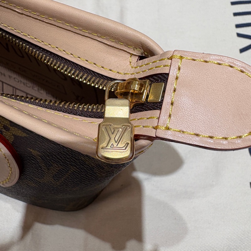 【現貨|超萌小包】Louis Vuitton Neverfull BB 迷你托特包|經典老花圖騰 × 寬背帶設計|附原廠LOGO刺繡肩背帶|迷你尺寸超可愛!-9