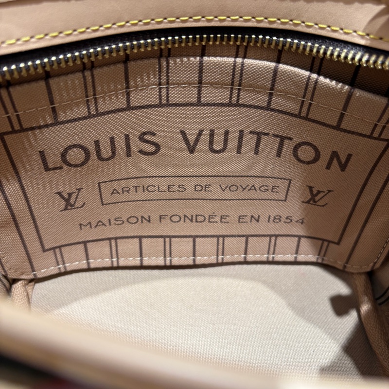 【現貨|超萌小包】Louis Vuitton Neverfull BB 迷你托特包|經典老花圖騰 × 寬背帶設計|附原廠LOGO刺繡肩背帶|迷你尺寸超可愛!-10