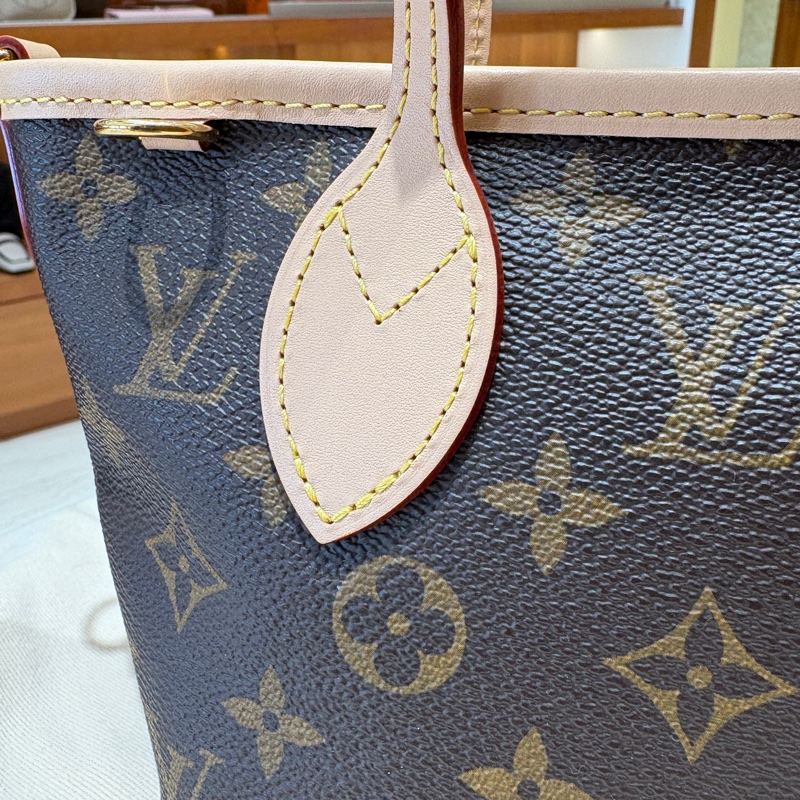 【現貨|超萌小包】Louis Vuitton Neverfull BB 迷你托特包|經典老花圖騰 × 寬背帶設計|附原廠LOGO刺繡肩背帶|迷你尺寸超可愛!-11