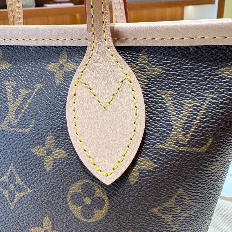 【現貨|超萌小包】Louis Vuitton Neverfull BB 迷你托特包|經典老花圖騰 × 寬背帶設計|附原廠LOGO刺繡肩背帶|迷你尺寸超可愛!-12