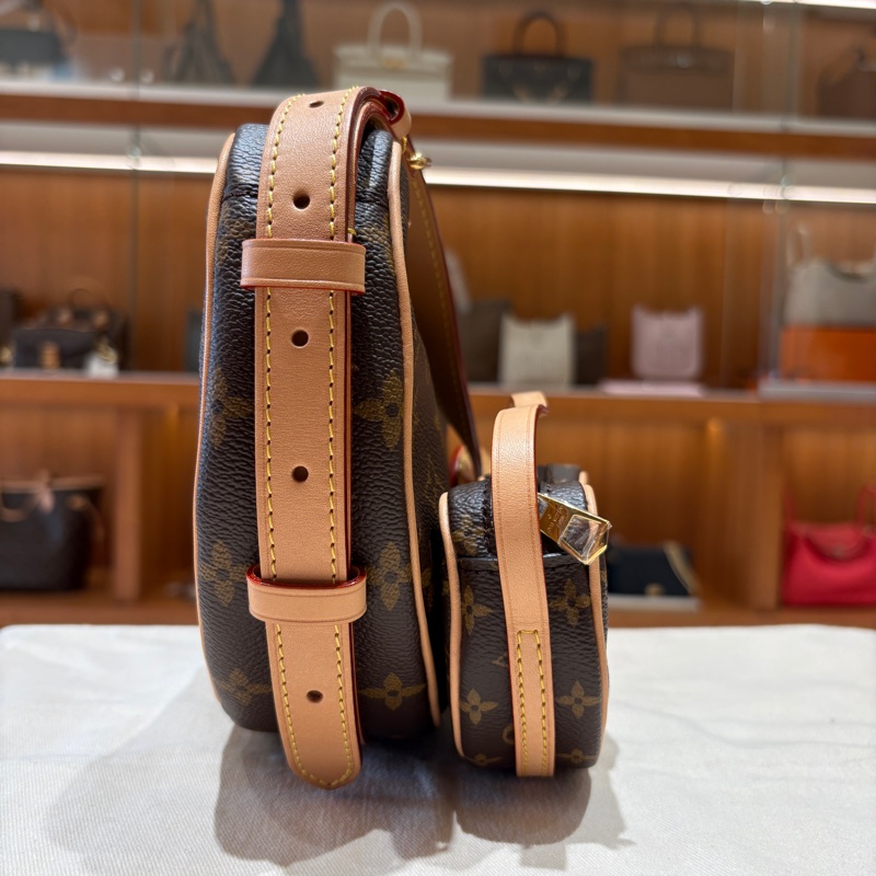 【現貨|經典復刻】Louis Vuitton Croissant MM 豌豆包|中號弧形肩背包|經典 Monogram 老花|自然皮革飾邊|法式氣質穿搭首選-3