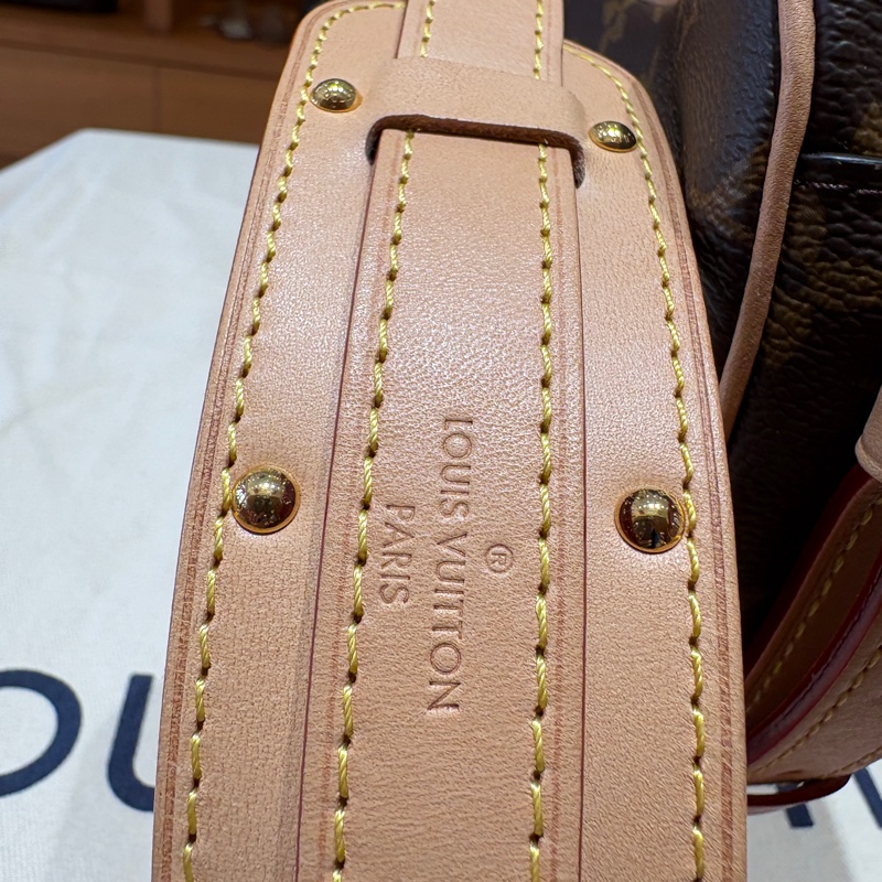 【現貨|經典復刻】Louis Vuitton Croissant MM 豌豆包|中號弧形肩背包|經典 Monogram 老花|自然皮革飾邊|法式氣質穿搭首選-6