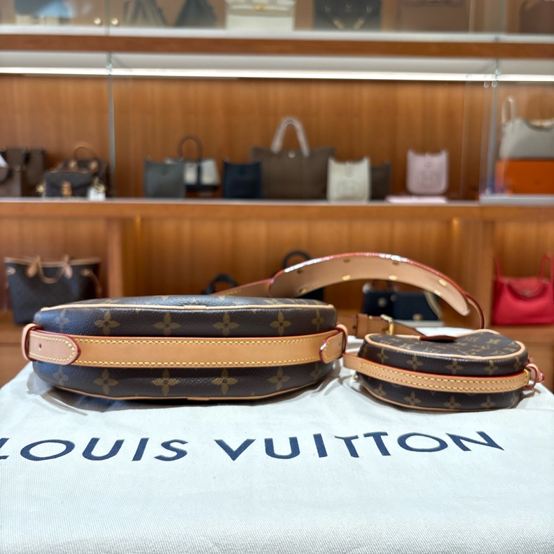 【現貨|經典復刻】Louis Vuitton Croissant MM 豌豆包|中號弧形肩背包|經典 Monogram 老花|自然皮革飾邊|法式氣質穿搭首選-9
