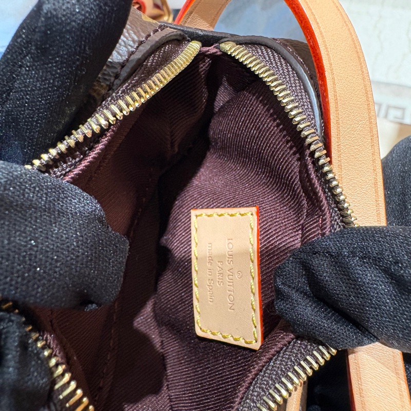 【現貨|經典復刻】Louis Vuitton Croissant MM 豌豆包|中號弧形肩背包|經典 Monogram 老花|自然皮革飾邊|法式氣質穿搭首選-10
