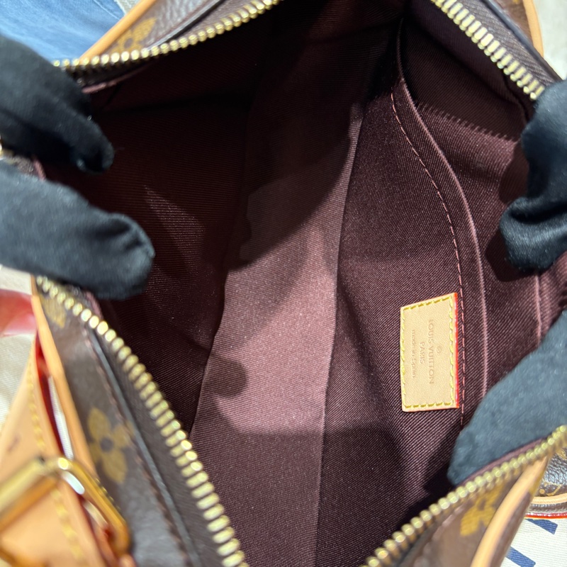 【現貨|經典復刻】Louis Vuitton Croissant MM 豌豆包|中號弧形肩背包|經典 Monogram 老花|自然皮革飾邊|法式氣質穿搭首選-11