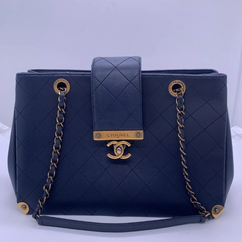 Chanel香奈兒 Around The Corner 手提包 海軍藍小牛皮絎縫金屬鏈條手提包