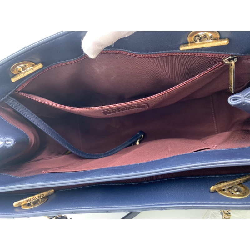 Chanel香奈兒 Around The Corner 手提包 海軍藍小牛皮絎縫金屬鏈條手提包-3