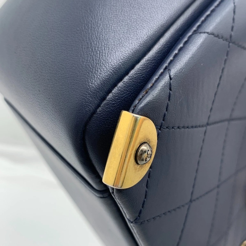 Chanel香奈兒 Around The Corner 手提包 海軍藍小牛皮絎縫金屬鏈條手提包-6