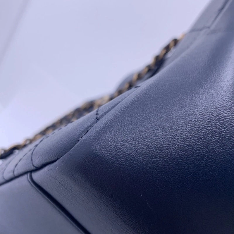 Chanel香奈兒 Around The Corner 手提包 海軍藍小牛皮絎縫金屬鏈條手提包-9