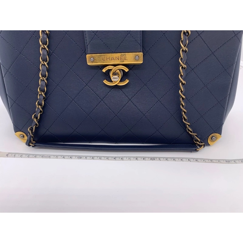 Chanel香奈兒 Around The Corner 手提包 海軍藍小牛皮絎縫金屬鏈條手提包-10