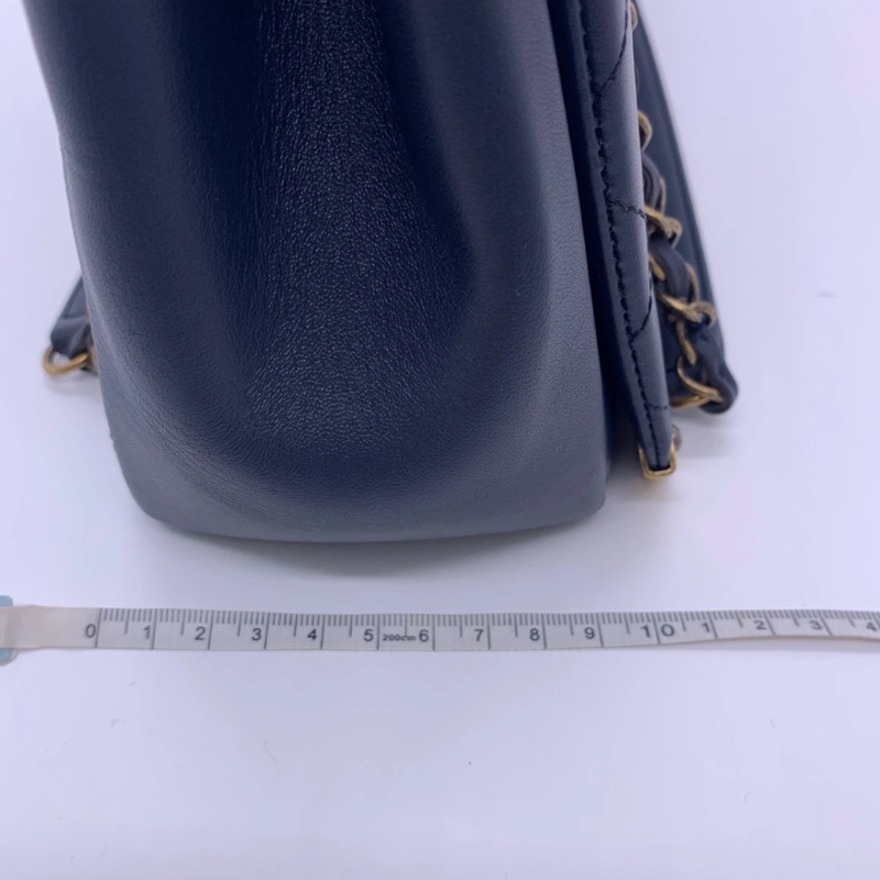Chanel香奈兒 Around The Corner 手提包 海軍藍小牛皮絎縫金屬鏈條手提包-11