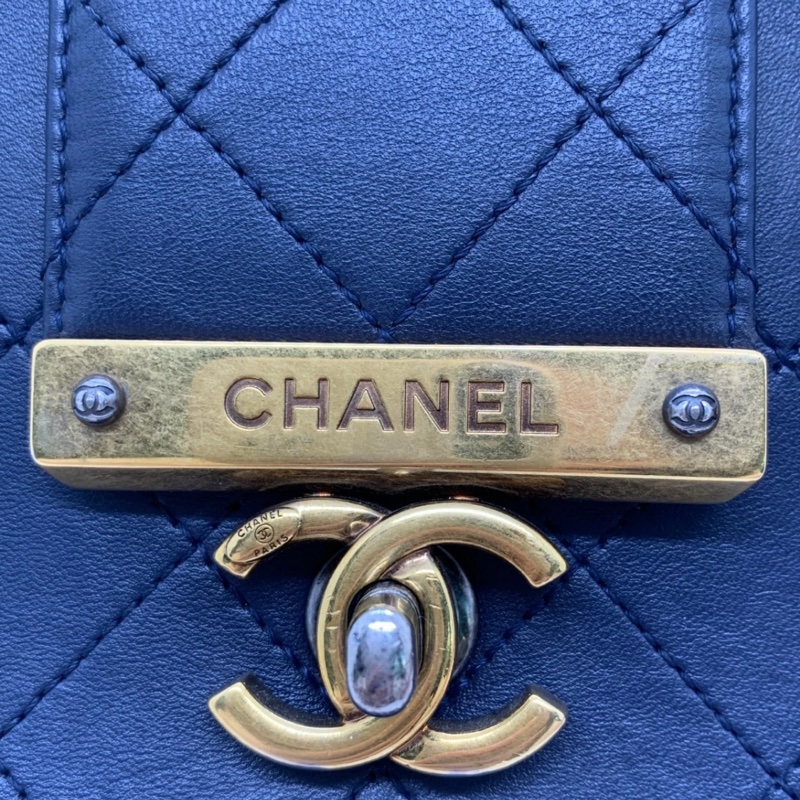 Chanel香奈兒 Around The Corner 手提包 海軍藍小牛皮絎縫金屬鏈條手提包-13