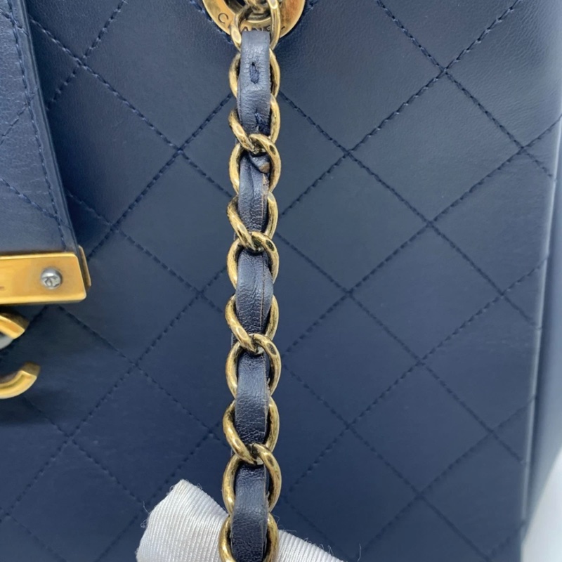 Chanel香奈兒 Around The Corner 手提包 海軍藍小牛皮絎縫金屬鏈條手提包-14