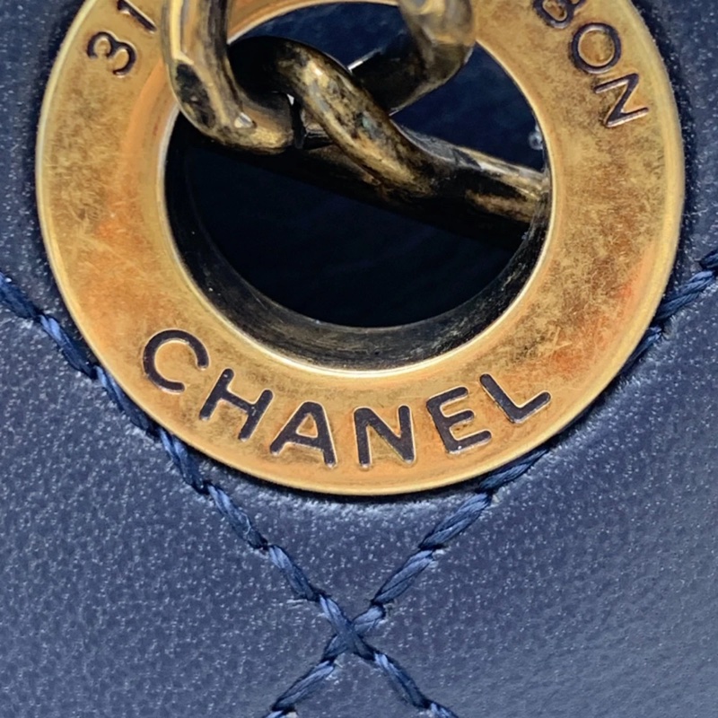 Chanel香奈兒 Around The Corner 手提包 海軍藍小牛皮絎縫金屬鏈條手提包-16