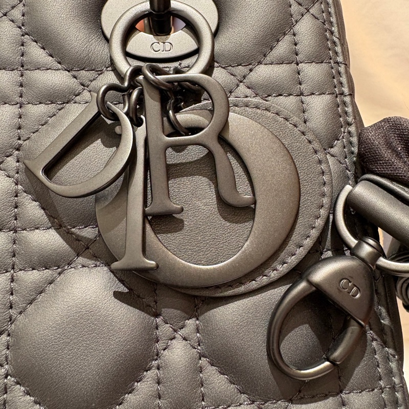 【現貨|極致黑魅】Lady Dior 5格 黛妃包|啞光黑 × 磨砂黑扣|經典籐格紋手提包|Dior 奧黛麗赫本同款-4