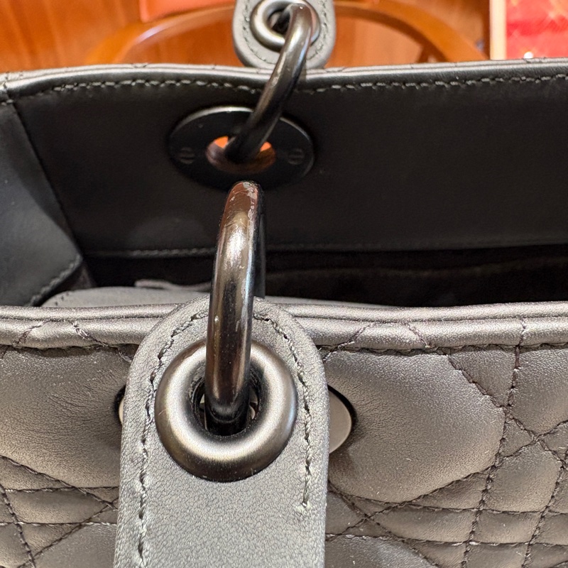 【現貨|極致黑魅】Lady Dior 5格 黛妃包|啞光黑 × 磨砂黑扣|經典籐格紋手提包|Dior 奧黛麗赫本同款-10