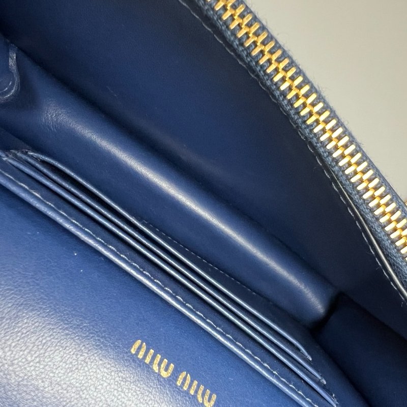 MIUMIU 藍皮革金扣流蘇-6