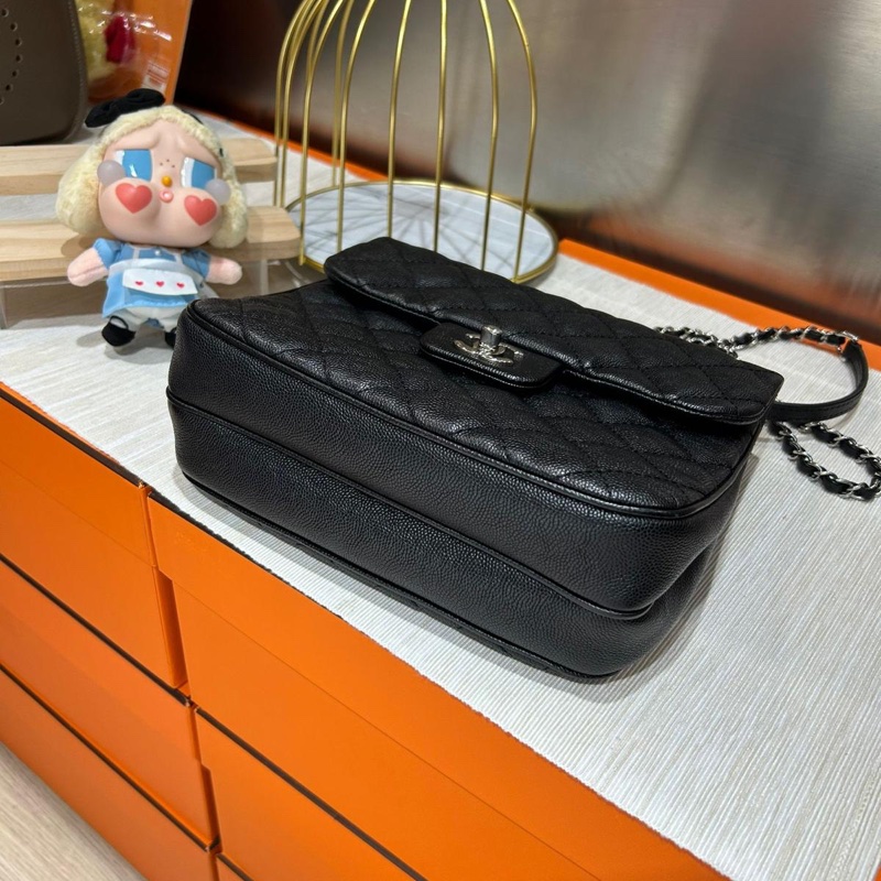 Chanel Classic Flap shoulder bag-5