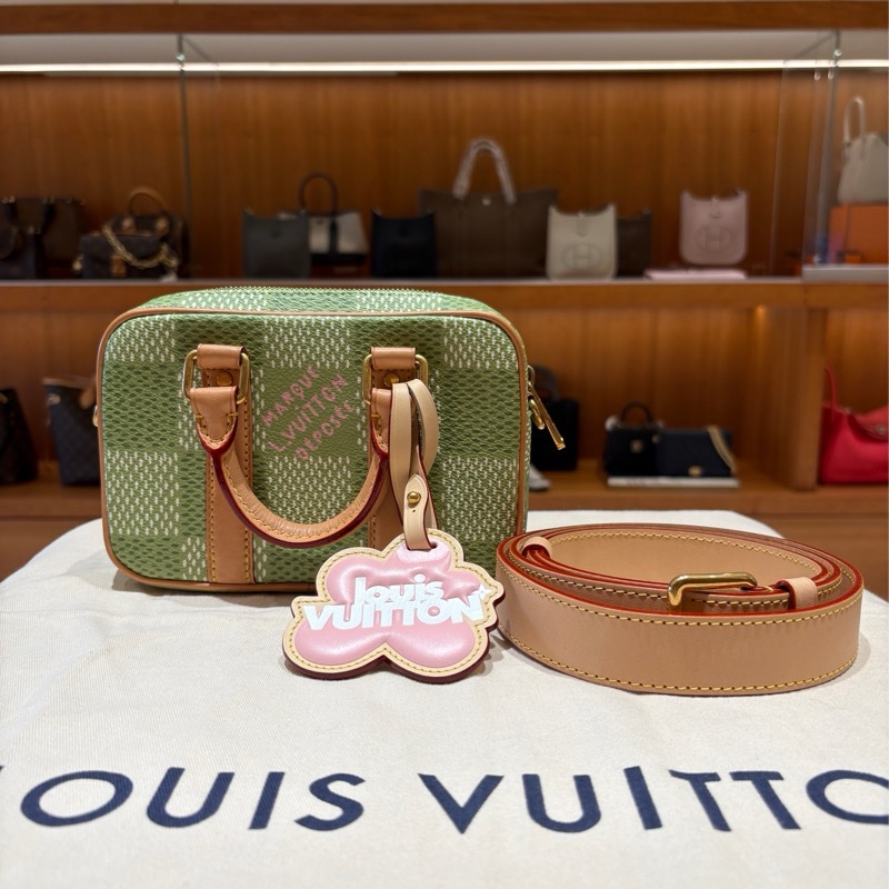 【現貨|聯名限定】Louis Vuitton Porte Documents Voyage 單肩斜挎包|綠色格紋 × 粉紅吊飾|日常通勤必備潮款-0