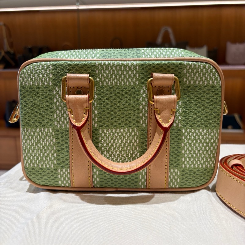 【現貨|聯名限定】Louis Vuitton Porte Documents Voyage 單肩斜挎包|綠色格紋 × 粉紅吊飾|日常通勤必備潮款-1