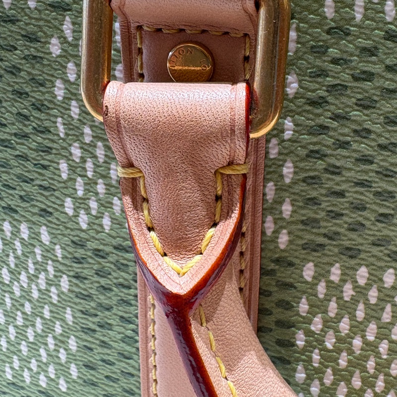 【現貨|聯名限定】Louis Vuitton Porte Documents Voyage 單肩斜挎包|綠色格紋 × 粉紅吊飾|日常通勤必備潮款-4