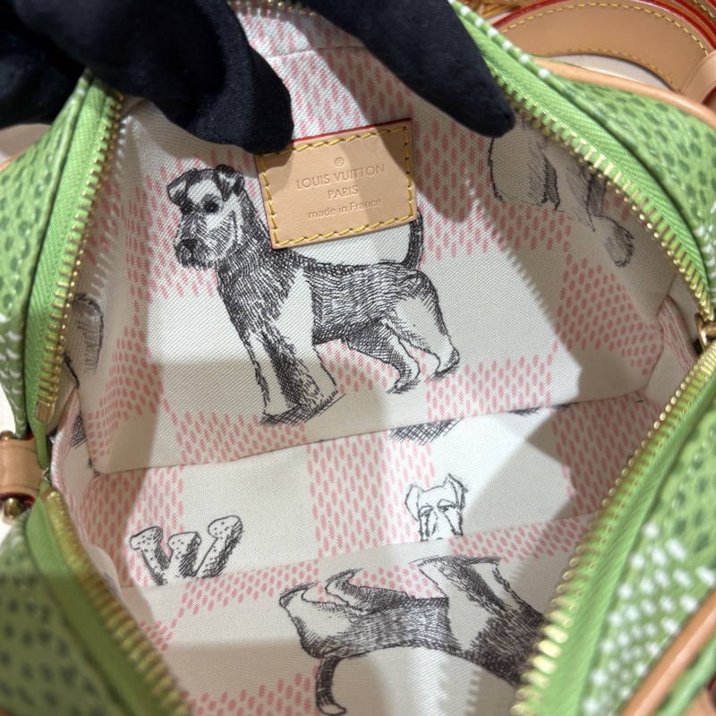 【現貨|聯名限定】Louis Vuitton Porte Documents Voyage 單肩斜挎包|綠色格紋 × 粉紅吊飾|日常通勤必備潮款-5