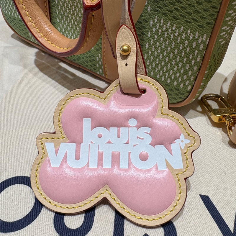 【現貨|聯名限定】Louis Vuitton Porte Documents Voyage 單肩斜挎包|綠色格紋 × 粉紅吊飾|日常通勤必備潮款-6