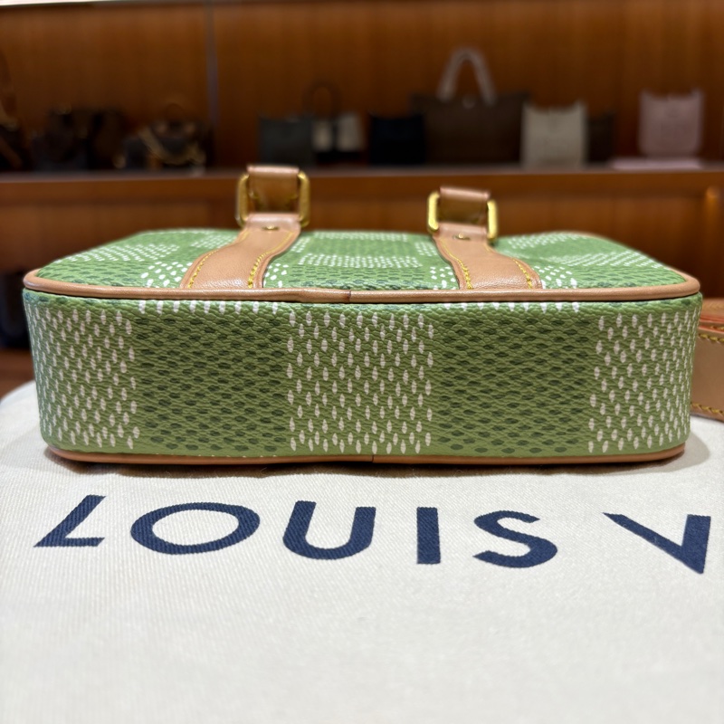 【現貨|聯名限定】Louis Vuitton Porte Documents Voyage 單肩斜挎包|綠色格紋 × 粉紅吊飾|日常通勤必備潮款-9