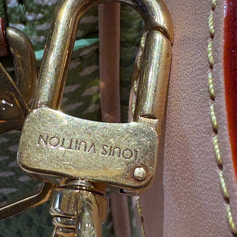 【現貨|聯名限定】Louis Vuitton Porte Documents Voyage 單肩斜挎包|綠色格紋 × 粉紅吊飾|日常通勤必備潮款-11