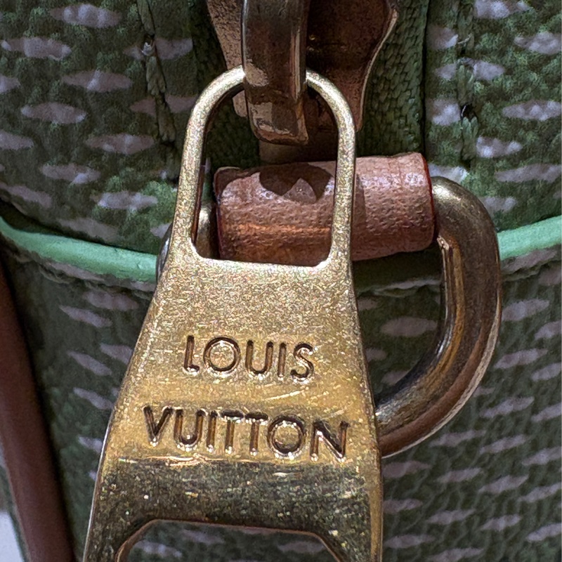 【現貨|聯名限定】Louis Vuitton Porte Documents Voyage 單肩斜挎包|綠色格紋 × 粉紅吊飾|日常通勤必備潮款-12