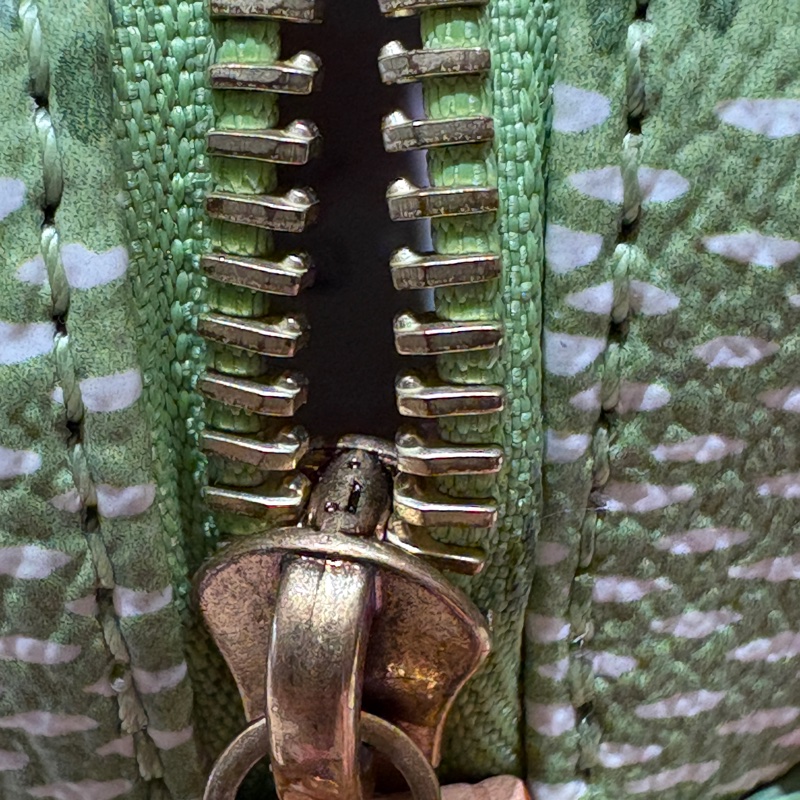 【現貨|聯名限定】Louis Vuitton Porte Documents Voyage 單肩斜挎包|綠色格紋 × 粉紅吊飾|日常通勤必備潮款-14